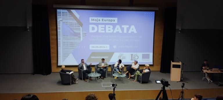Kadra 11-23 Hufca Pracy w Słupsku na debacie o Unii Europejskiej