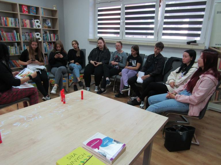 Lekcja biblioteczna dla uczestników Hufca Pracy w Turku