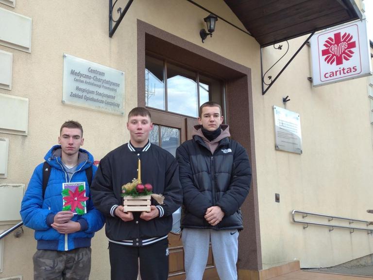Uczestnicy krośnieńskiego 9-9 Hufca Pracy z wizytą w hospicjum