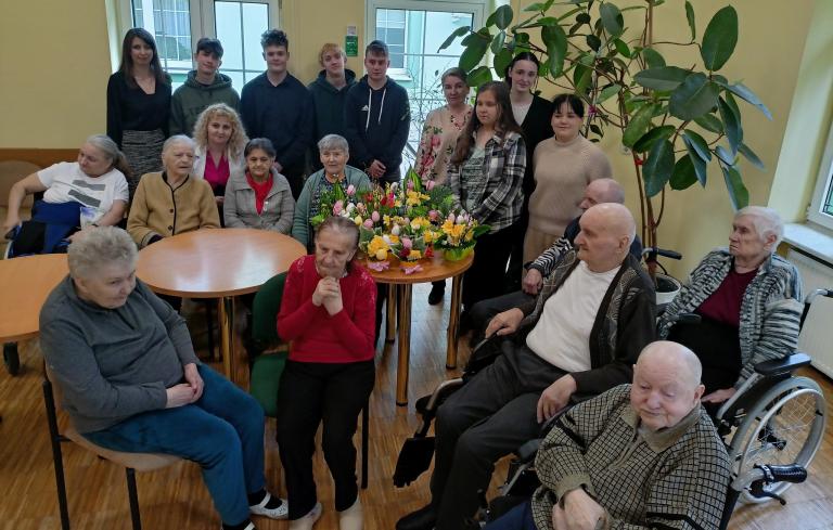 HP 5-8 Radomsko: Wielkanocne warsztaty florystyczne w DPS Radomsko