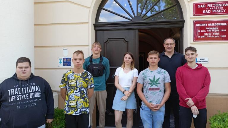 Uczestnicy OSiW Wiechlice składają wizytę w sądzie