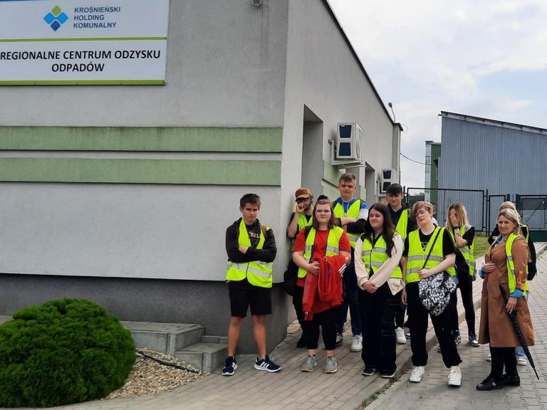 Piesza wycieczka edukacyjna do Punktu Selektywnej Zbiórki Odpadów Komunalnych w Krośnie