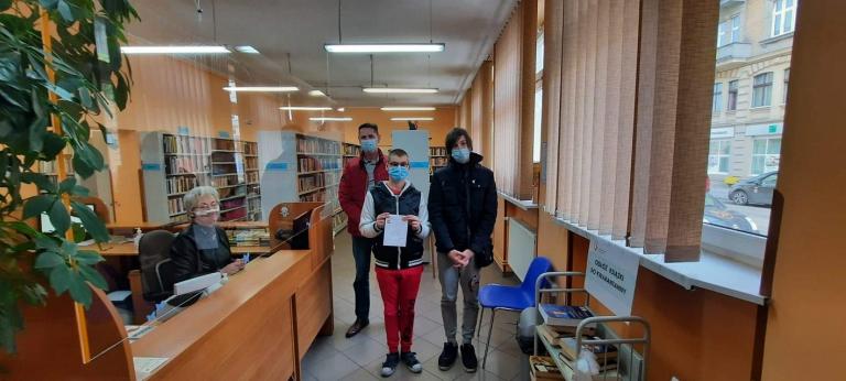 Młodzież z OSiW OHP Niechanowo wspiera akcję  „Podaruj seniorowi książkę”
