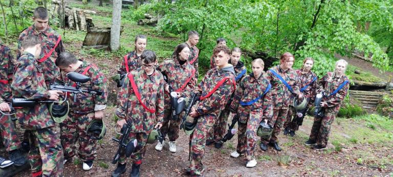 Hufiec Pracy w Gostyniu na paintballu w Krotoszynie