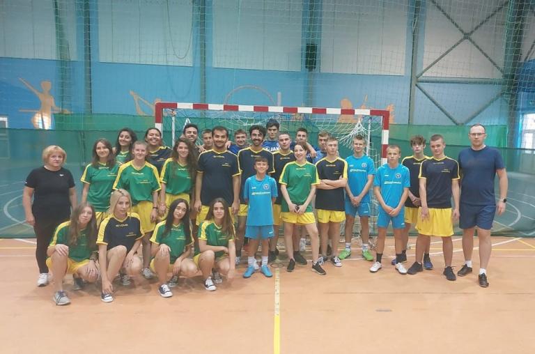 Młodzież na wspólnym zdjęciu w strojach sportowych