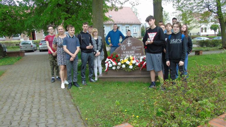 Uczestnicy Ośrodka Szkolenia i Wychowania w Szamocinie oddają hołd Świętemu Janowi Pawłowi II. 