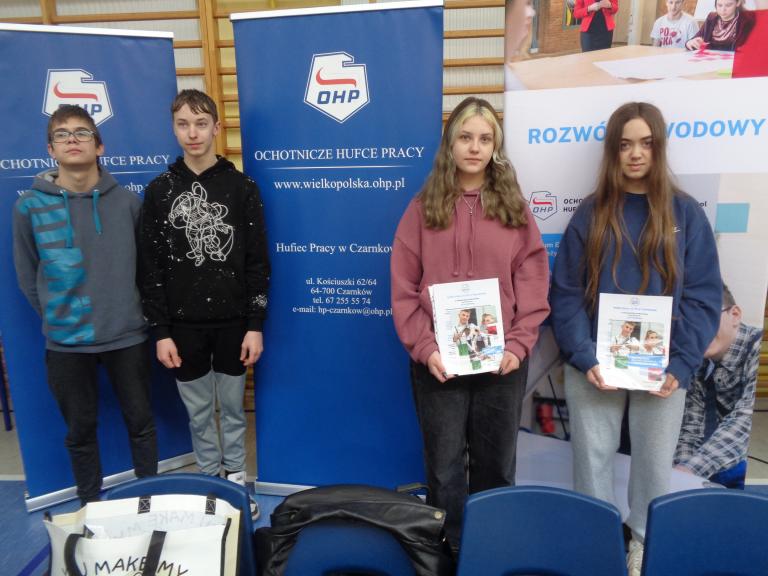 Młodzież na Giełdzie Zawodów w Czarnkowie