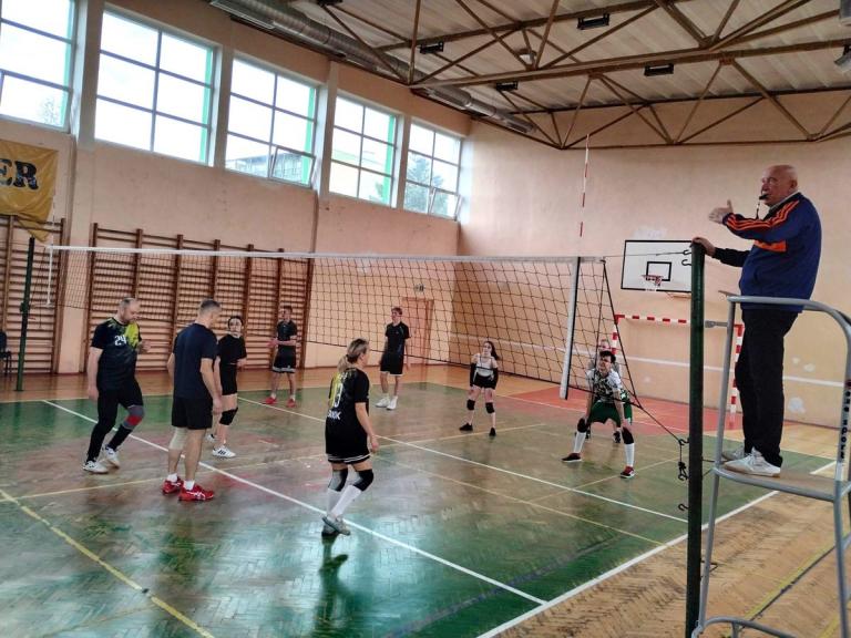 Mecz siatkarski nauczyciele vs uczniowie w Sanoku