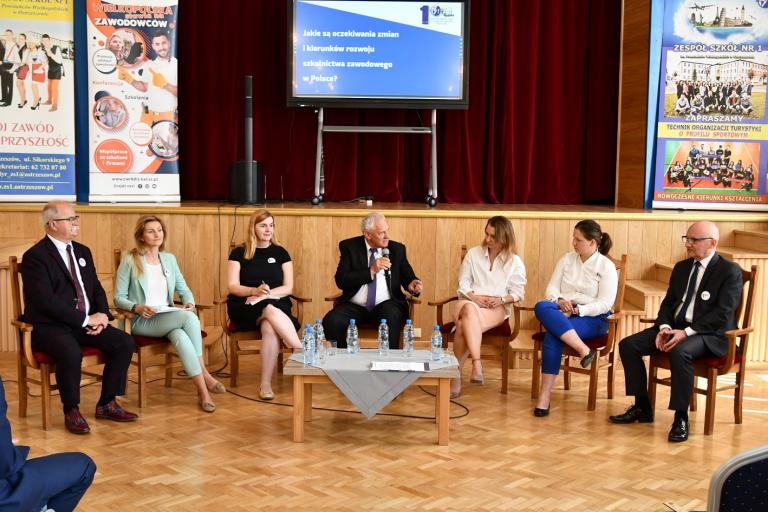 Ostrzeszowski Hufiec Pracy podczas obchodów 100-lecia Zespołu Szkół Nr 1 w Ostrzeszowie