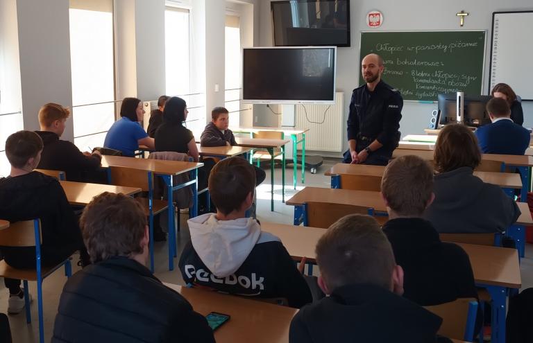 Spotkanie wałbrzyskiej młodzieży z policjantem