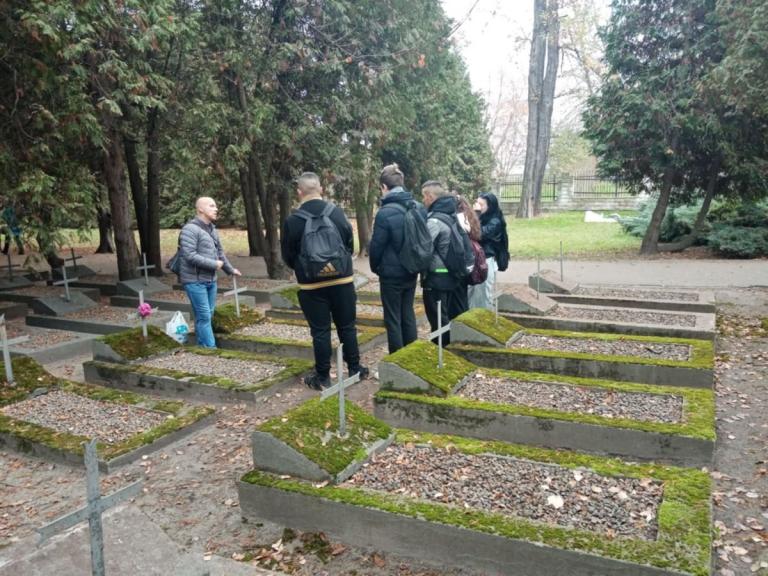 Młodzież z dębickiego Hufca Pracy pamięta o Narodowym Święcie Niepodległości