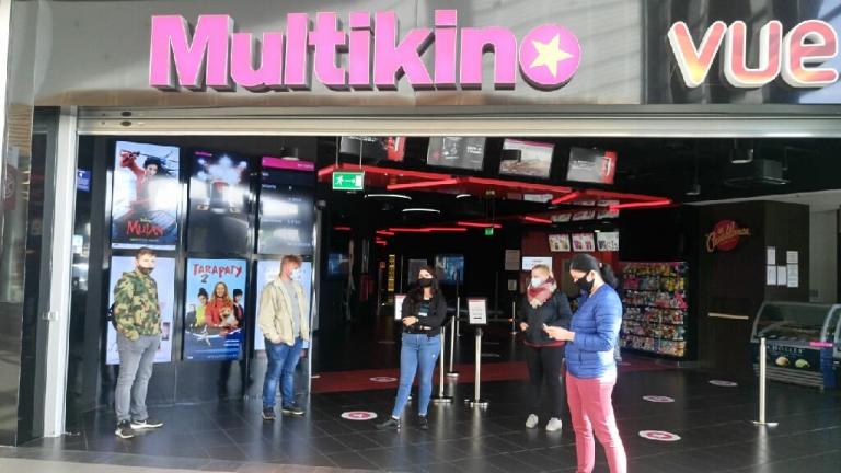 Uczestnicy 11-23 Hufca Pracy na projekcji filmu pt. „Jak zostać gwiazdą”