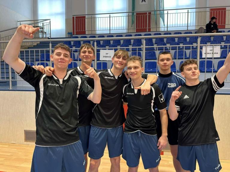 Hufiec Pracy Ziębice z sukcesem w Wałbrzychu – drugie miejsce w turnieju piłki nożnej! 