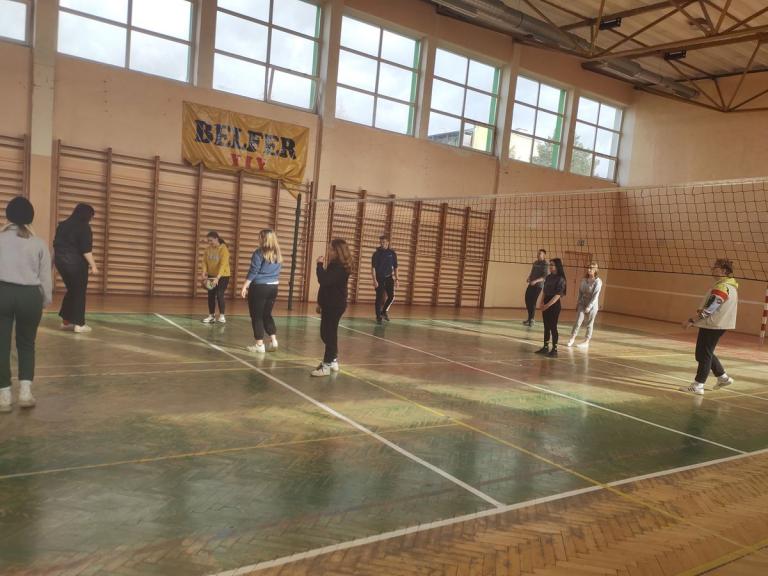 Siatkarskie rozgrywki uczestników sanockiego Hufca