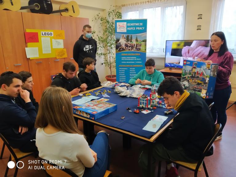 Zajęcia edukacyjne z wykorzystaniem LEGO w 11-19 Hufcu Pracy w Słupsku