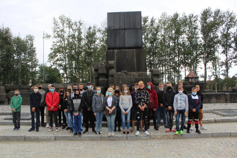 UCZESTNICY 13-2 OŚRODKA SZKOLENIA I WYCHOWANIA  NA WYCIECZCE DYDAKTYCZNEJ W AUSCHWITZ