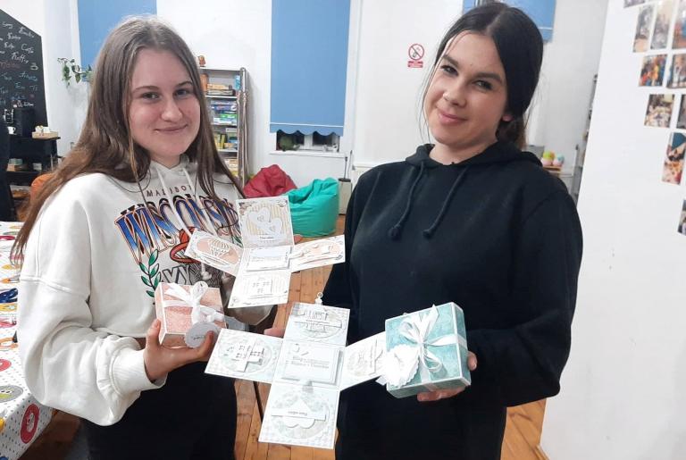 Warsztaty scrapboookingu z okazji Dnia Babci i Dziadka organizowane przez Kwidzyńskie Centrum Kultury