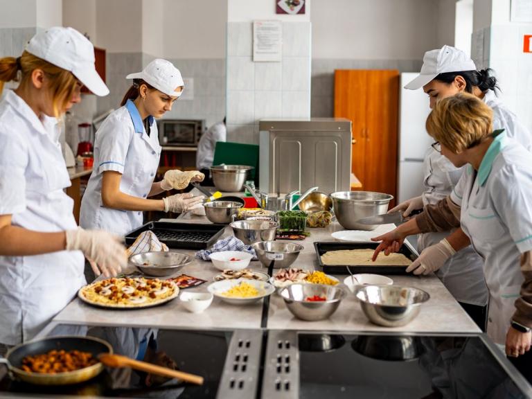 Światowy Dzień Pizzy na zajęciach praktycznych w OSiW Iwonicz