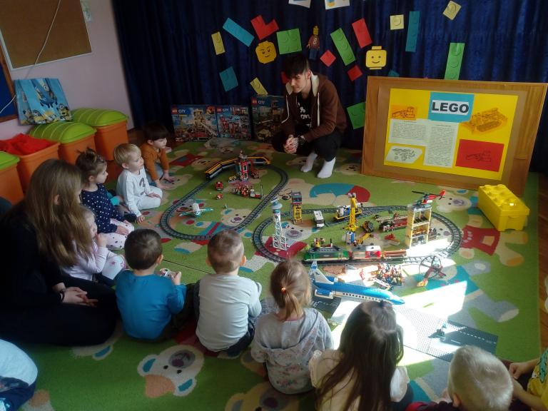 Kreatywne zajęcia uczestników 11-19 Hufca Pracy w Słupsku z przedszkolakami