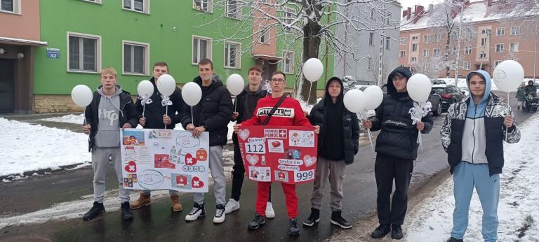„Nie bądź zielony, bądź pierwszy w pomocy” – młodzież w akcji!