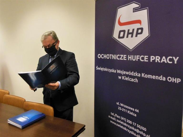 NAGRODY KOMENDANTA ŚWK OHP  DLA WYRÓŹNIONYCH PRACOWNIKÓW