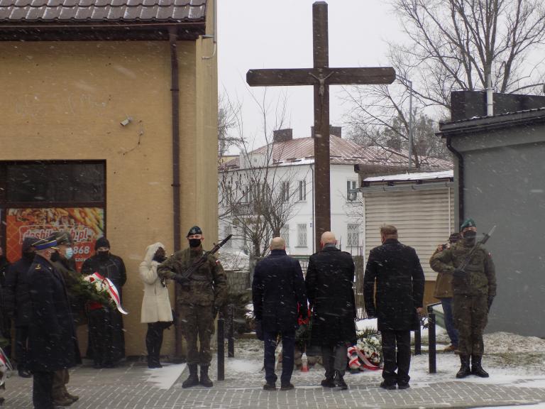 Tomaszów Lub.: Delegacja uczestników Hufca Pracy na obchodach 158. rocznicy wybuchu Powstania Styczniowego i Krwawego  Dnia w Tomaszowie Ordynackim