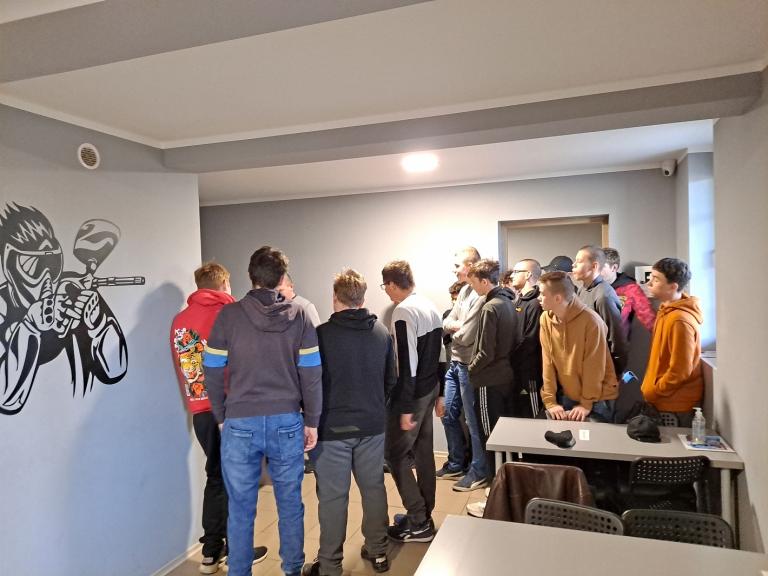Uczestnicy Hufca Pracy we Wrześni na paintballu laserowym