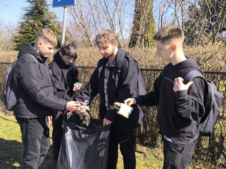 Przywitanie uczestników 9-9 Hufca Pracy w Krośnie z wiosną