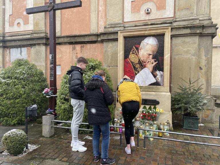 Niepołomicka młodzież w hołdzie patronowi Ochotniczych Hufców Pracy - św. Janowi Pawłowi II