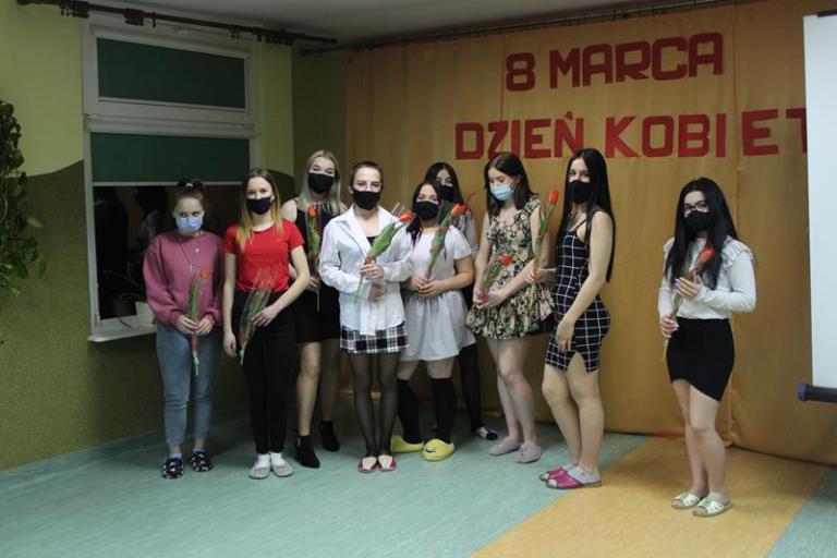 OBCHODY DNIA KOBIET W 13-2 OSIW W JĘDRZEJOWIE