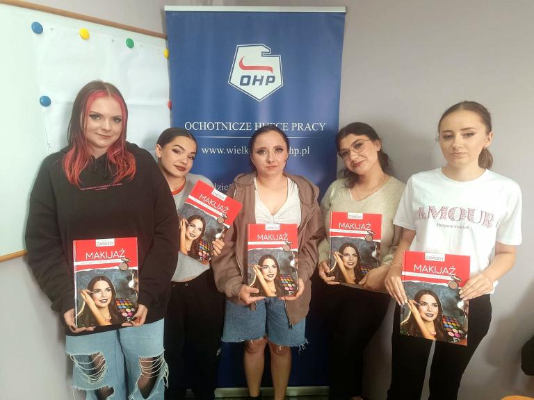 Rozwój zawodowy przez sztukę makijażu – szkolenie zawodowe w Kłecku