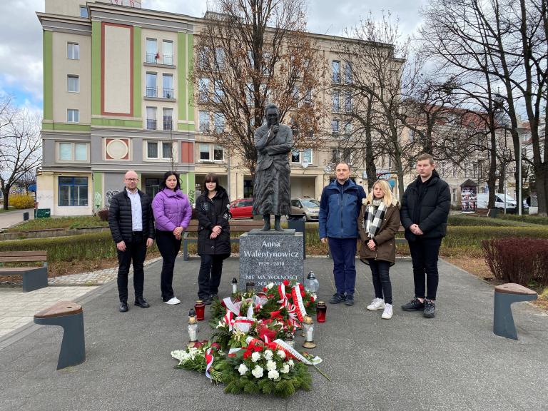 W Gdańsku złożyli kwiaty pod pomnikiem Anny Walentynowicz