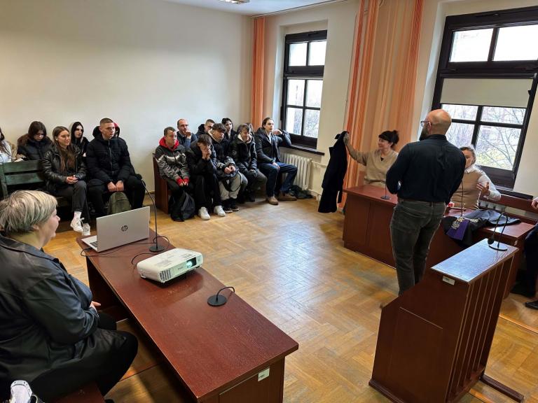 Młodzież z Hufca Pracy 1-40 w Świdnicy poznaje tajniki wymiaru sprawiedliwości – wizyta w Sądzie Rejonowym w ramach Dnia Edukacji Prawnej