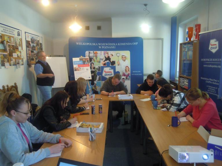 Trening umiejętności społecznych – uczestnicy kaliskiego Hufca Pracy realizują kolejny etap projektu 