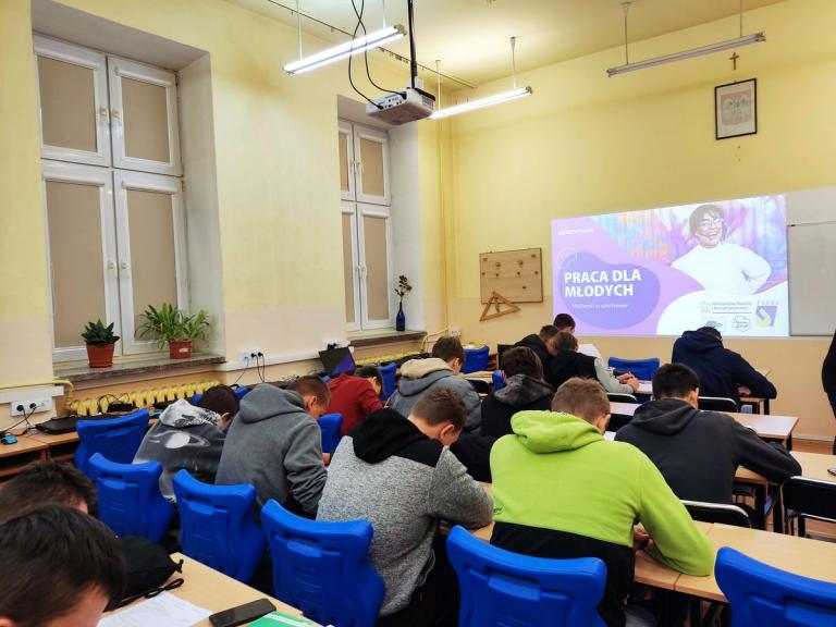 Kampania informacyjna „Jobs for young people – praca dla młodych” w Krośnie