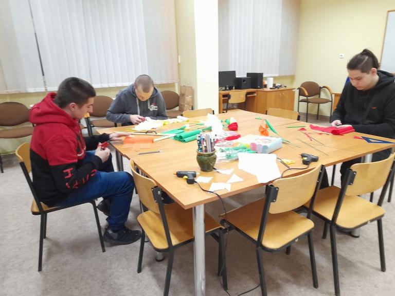 Kwiaty z krepiny- warsztaty plastyczne w OSiW Iwonicz 
