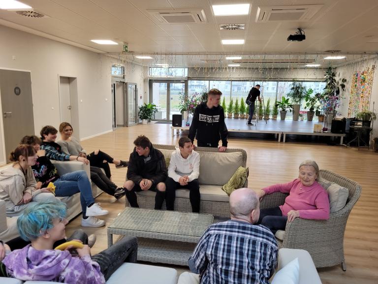 Młodzież z poznańskiego Hufca Pracy w Domu Pomocy Społecznej