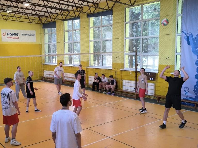 Rozgrywki w piłkę siatkową w 9-9 Hufcu Pracy w Krośnie