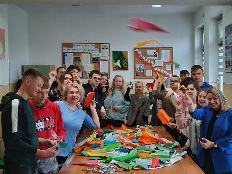 Dzień samolotu z papieru w 9-10 Hufcu Pracy w Krośnie