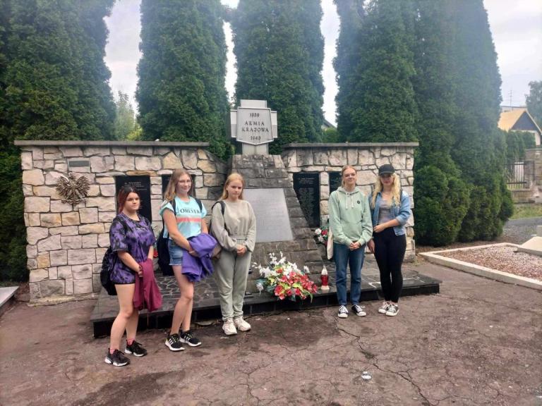 Młodzież 9-19 Hufca Pracy w Dębicy w 79. Rocznicę wybuchu Powstania Warszawskiego