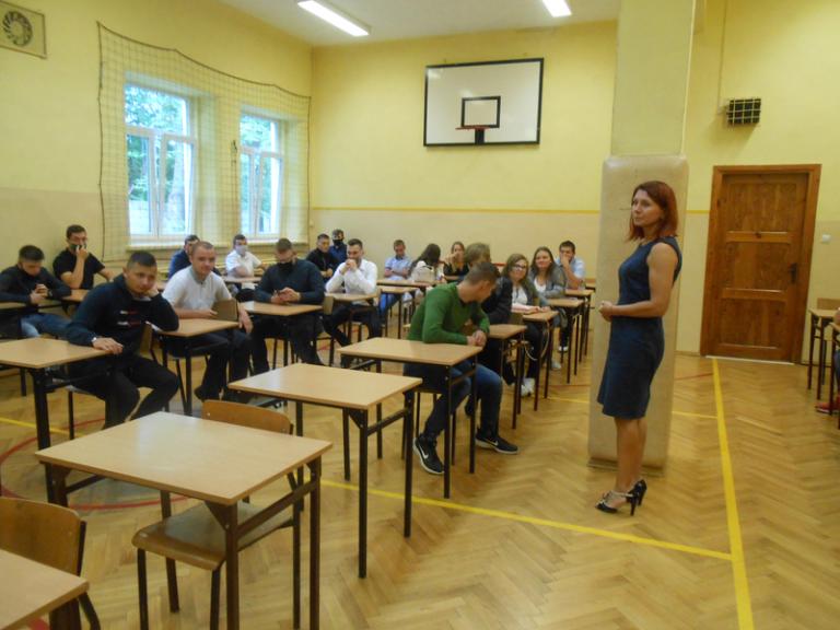 W JAKI SPOSÓB SZUKAĆ PRACY ?