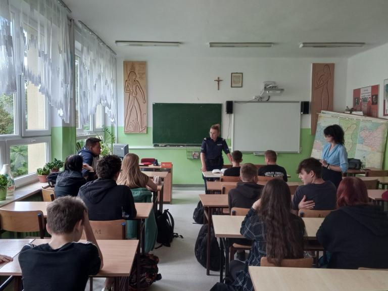 Zajęcia z funkcjonariuszem Komendy Miejskiej Policji w przemyskim Hufcu Pracy