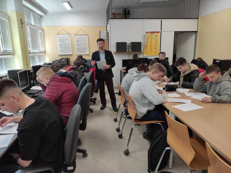 Uczestnicy 9-9 Hufca Pracy Krosno rozwiązywali test BHP