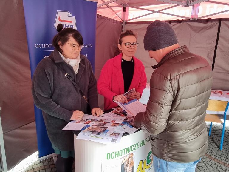 Promocja Hufca Pracy i MCK w Krotoszynie podczas Kiermaszu Wielkanocnego