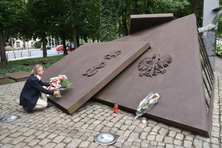 Zastępca Wielkopolskiego Wojewódzkiego Komendanta OHP w Poznaniu oddaje hołd uczestnikom Powstania Warszawskiego