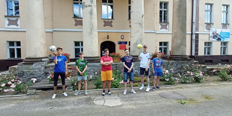Konkurs w ramach Akcji Lato – żonglerka piłką nożną w OSiW w Niechanowie
