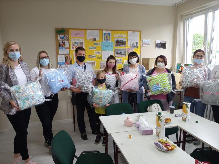 Rozdajemy poduchy w wolsztyńskim Hufcu Pracy