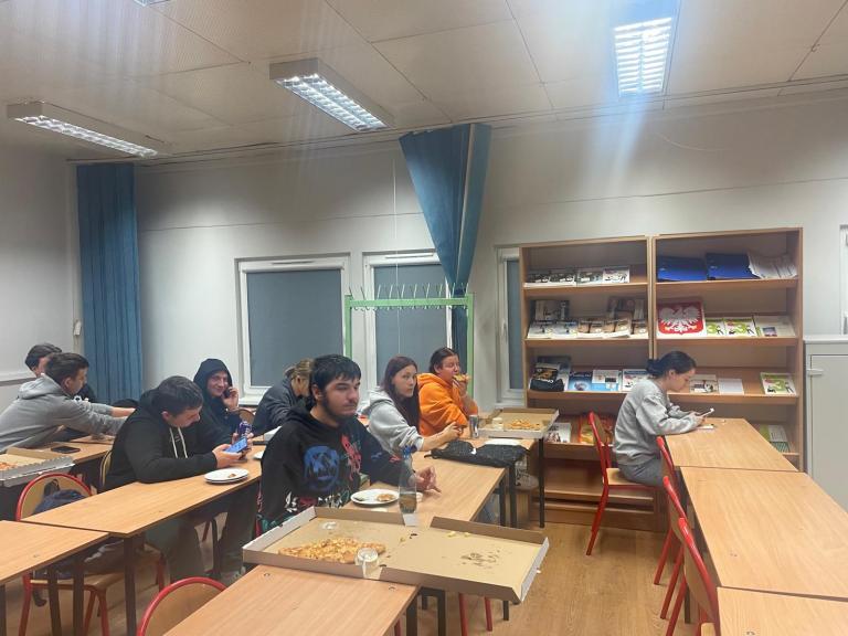 Dzień chłopaka w 11-23 Hufcu Pracy w Słupsku : Radość, Integracja i Pizza!
