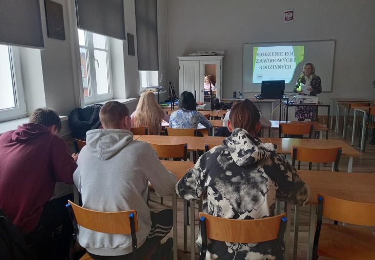 Praca zawodowa a obowiązki rodzinne – warsztaty  w Młodzieżowym Centrum Kariery w Czarnkowie                                