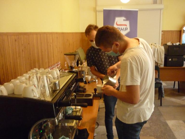 KURS ,,KELNER ,BARMAN, BARISTA Z ELEMENTAMI CARVINGU”  W 13-3 OSIW W PIŃCZOWIE